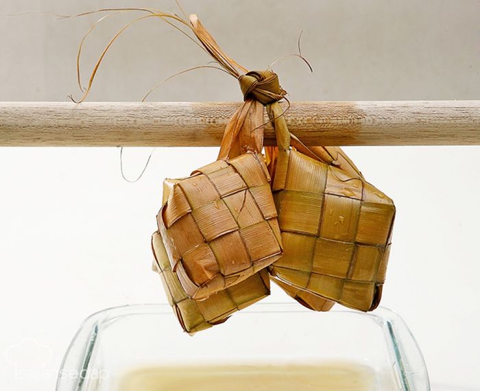Gantung ketupat bisa menjadi salah satu cara agar ketupat tidak cepat basi