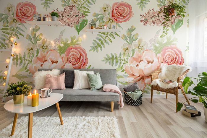 Warna-warna salem atau pastel softfurnishing pada wallcover, sofa dan bantal, sera karpet, menyiratkan kelembutan.