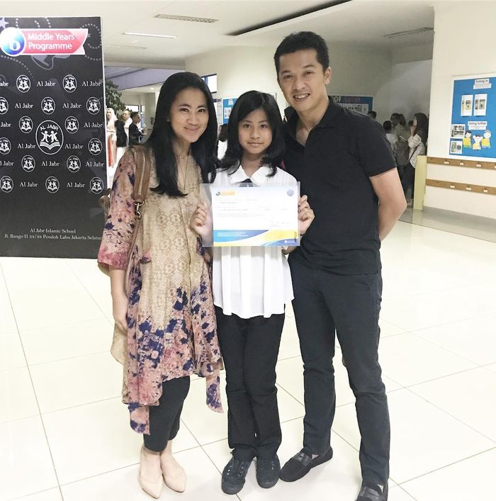 Tinggalkan Deswita Maharani Dan Pilih Nikahi Anak Mantan Menteri Taufik Hidayat Kini Punya Keluarga Harmonis Tengok Gaya Fashionable Dan Awet Muda Ami Gumelar