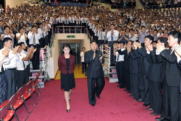 Kim dan Ri tiba di sebuah auditorium untuk menghadiri pertunjukan yang diberikan oleh Band Moranbong untuk merayakan ulang tahun ke-59 