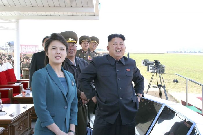Kim Jong Un dan  Ri Sol Ju.