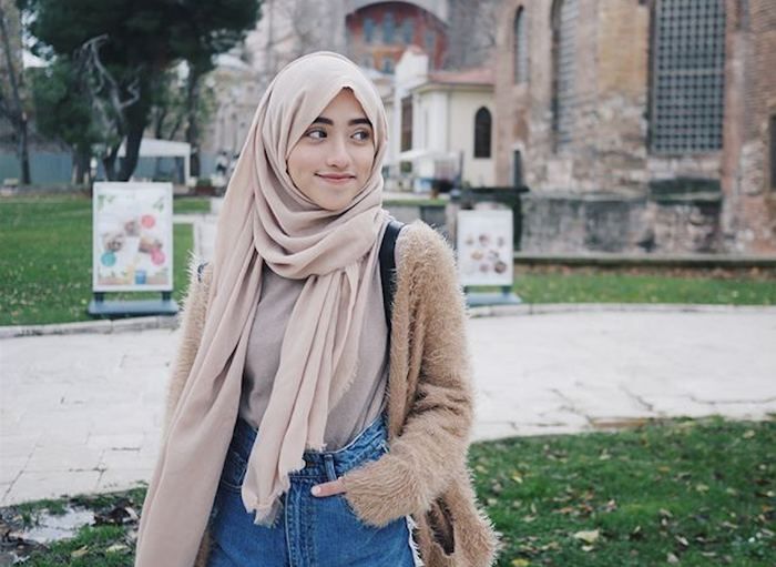 Warna hijab yang cocok untuk kulit sawo matang agar terlihat putih