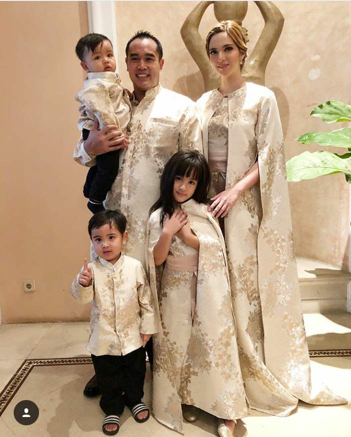 Mengintip Foto Keluarga Nia Ramadhani yang Kompak dengan Gaya Busana