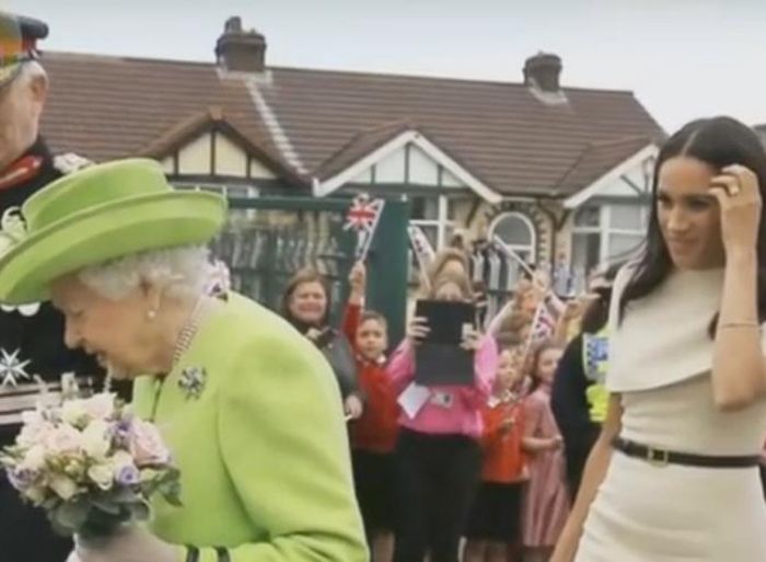 Meghan dan Ratu yang memakai topi
