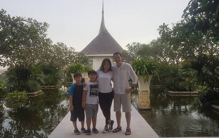 12 Tahun Menikah, Inilah 8 Foto Mesra Ari Wibowo dan Sang ...