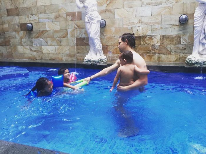 Kolam Renang di rumah Julia Perez