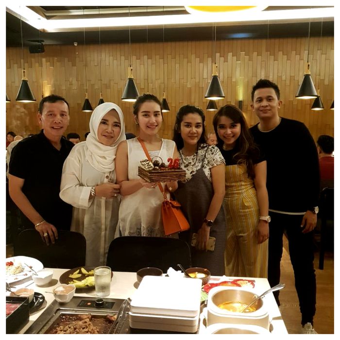 
Ayu Ting Ting memakai shoulder bag berwarna oranye 