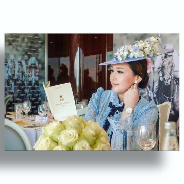 Maia memadukan gaunnya dengan topi cantik |
