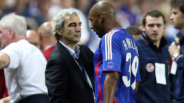 Raymond Domenech (kiri), Nicolas Anelka (kanan)