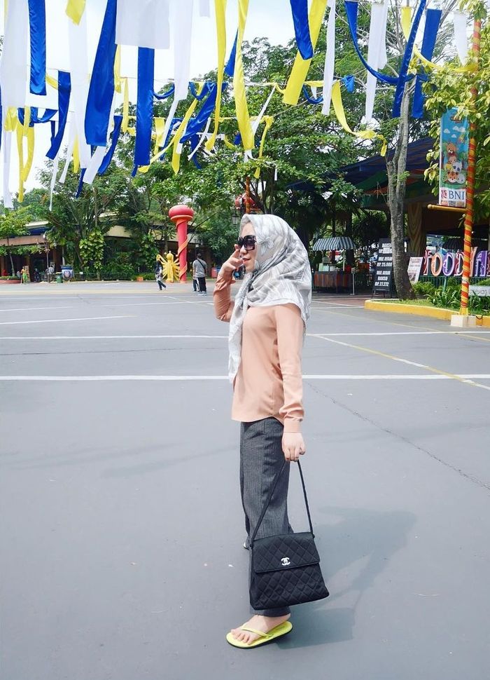 Anti Rempong Gaya Salmafina Sunan Pakai Sandal Jepit Eye Catching Banget Anti Rempong Gaya Salmafina Sunan Pakai Sandal Jepit Eye Catching Banget