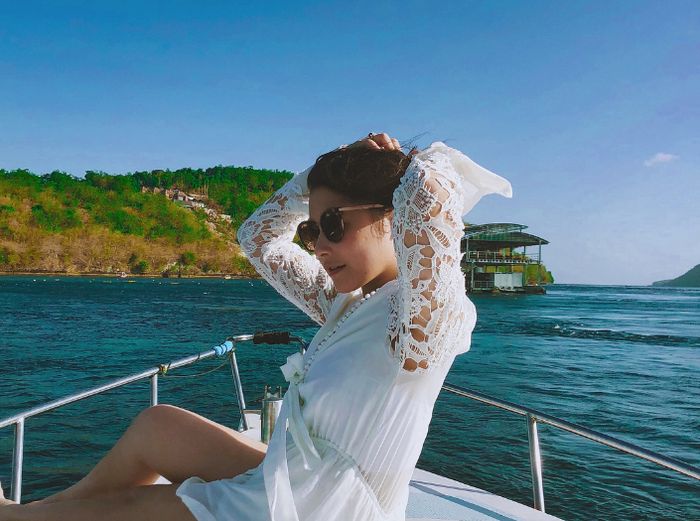 Penampilan Cantik Prilly Latuconsina Dengan Outfit Lace Di Atas Kapal Yacht Intip Yuk Semua Halaman Grid