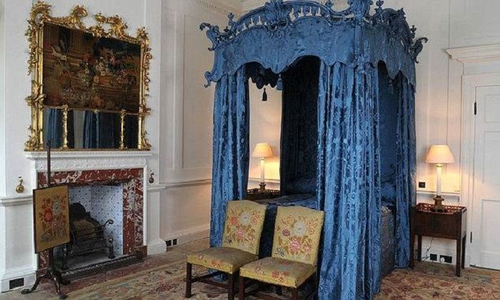 Salah satu kamar tdiur di Dumfries House