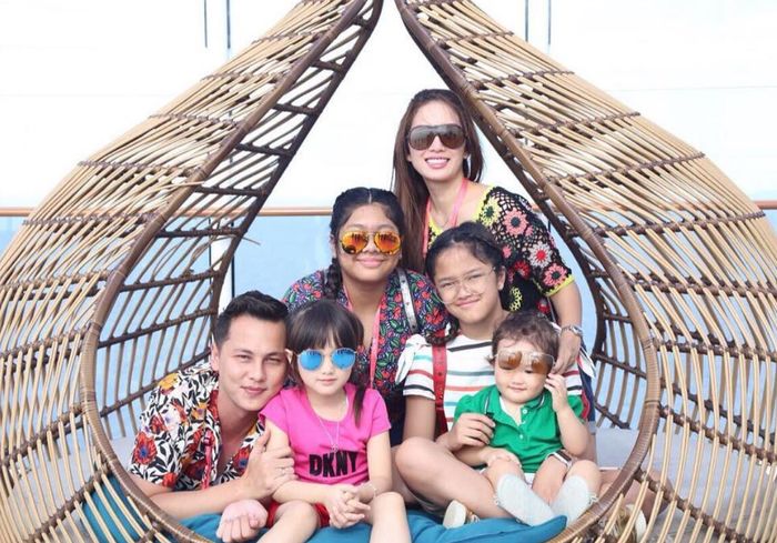 Berbesar dada terhadap perpisahan seakan diterapkan oleh artis cantik Ussy sulistiawaty dan sang man