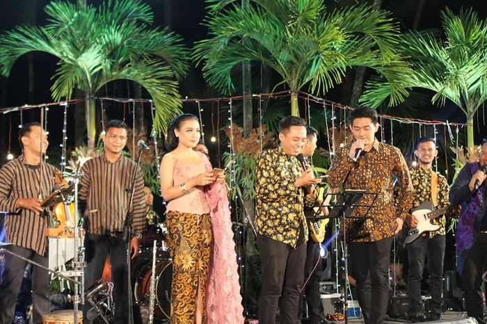 Ifan Seventeen ikut menyumbangkan suaranya bernyanyi untuk Rizal dan Monic