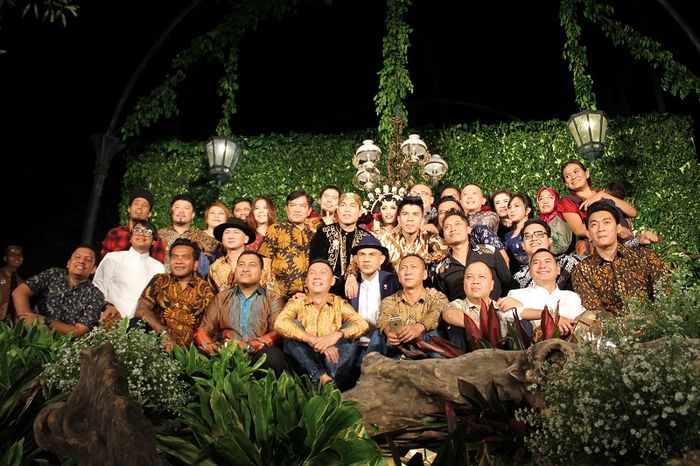 Rizal Armada dan Monica Imas berfoto dengan all artist yang hadir