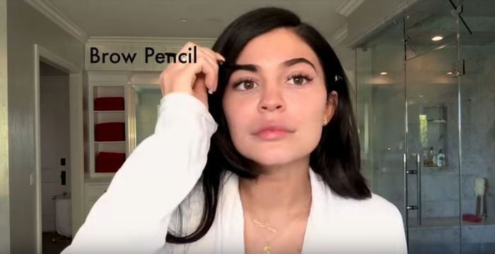 Trik Makeup Ala Kylie Jenner Agar Wajah Tampak Lebih Tirus Contek