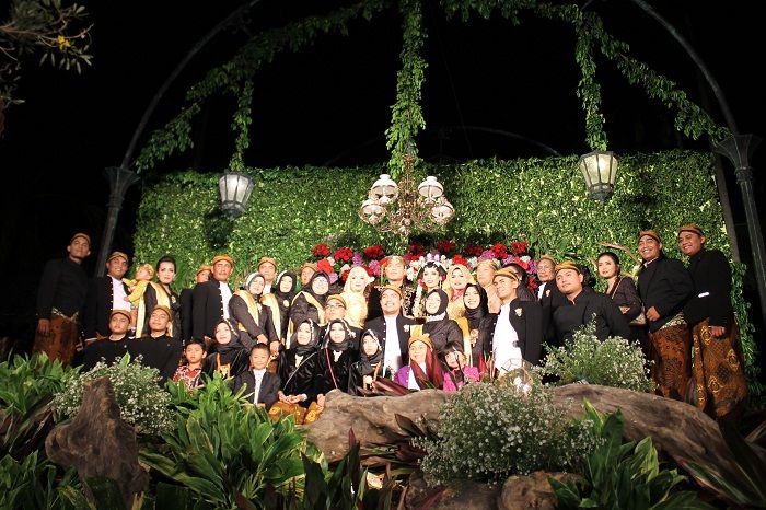 Kedua mempelai berfoto bersama keluarga