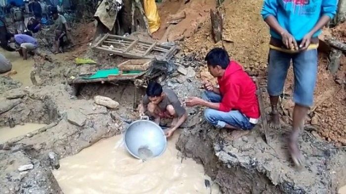 Warga Desa Ulunggolaka, Kecamatan Latambaga, Kabupaten Kolaka, Sulawesi Tenggara memanen emas di sungai.