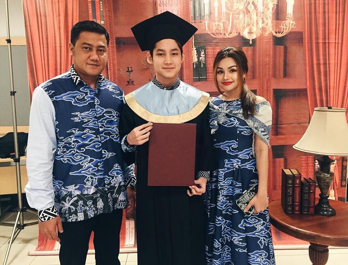 Ketika Rasya wisuda tahun 2016 lalu