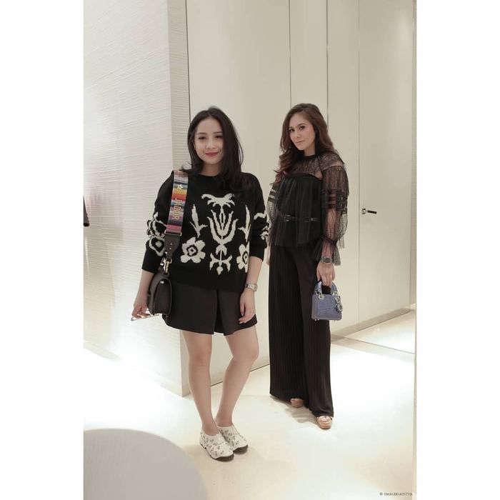 Beda Gaya Fashion Chic Nagita Slavina Vs Wulan Guritno Dengan Busana Hitam Kece Siapa Nih Beda Gaya Fashion Chic Nagita Slavina Vs Wulan Guritno Dengan Busana Hitam Kece Siapa Nih