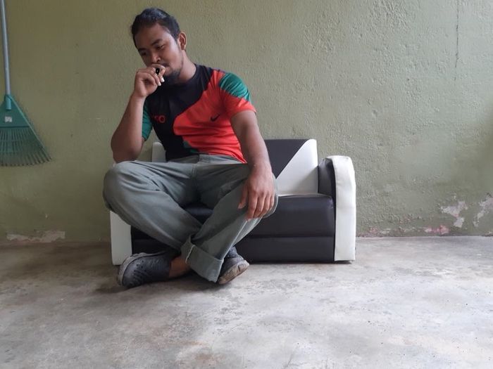 Muzamil menduduki sofa yang di belinya