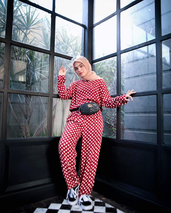2 Pilihan Inspirasi Fashion Dengan Jumpsuit Motif Polkadot Biar Gayamu Nggak Kelihatan Lebay 2 Pilihan Inspirasi Fashion Dengan Jumpsuit Motif Polkadot Biar Gayamu Nggak Kelihatan Lebay