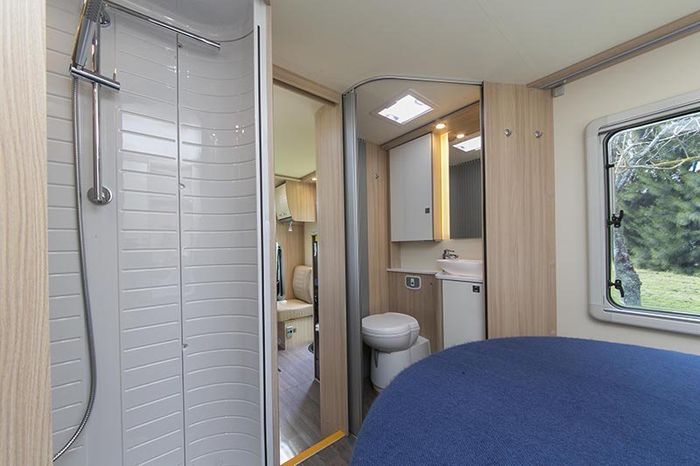 Kamar tidur yang dilengkapi toilet