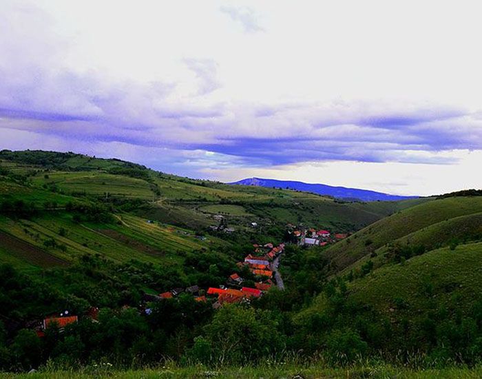 Desa Eibenthal terletak di sebuah lembah di antara dua bukit