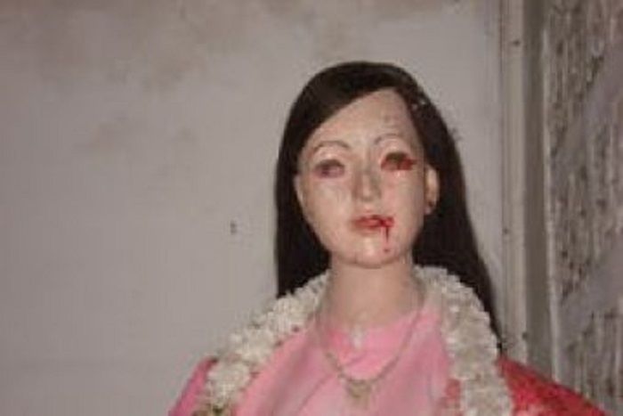 Sosok Jao Mae Nang Non dalam rupa sebuah manekin