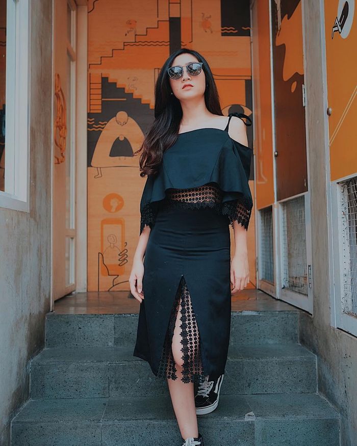 Trik Tampil Kasual Hingga Formal Dengan Outfit Hitam Yang Sama Ala Febby Rastanty Contek Yuk