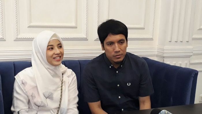 Desta dan Natasha Rizki di Harlequin Distro, Kemang, Jakarta Selatan, Minggu (15/7/2018).