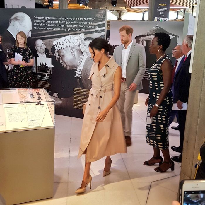 Trench coat yang dipakai Meghan Markle