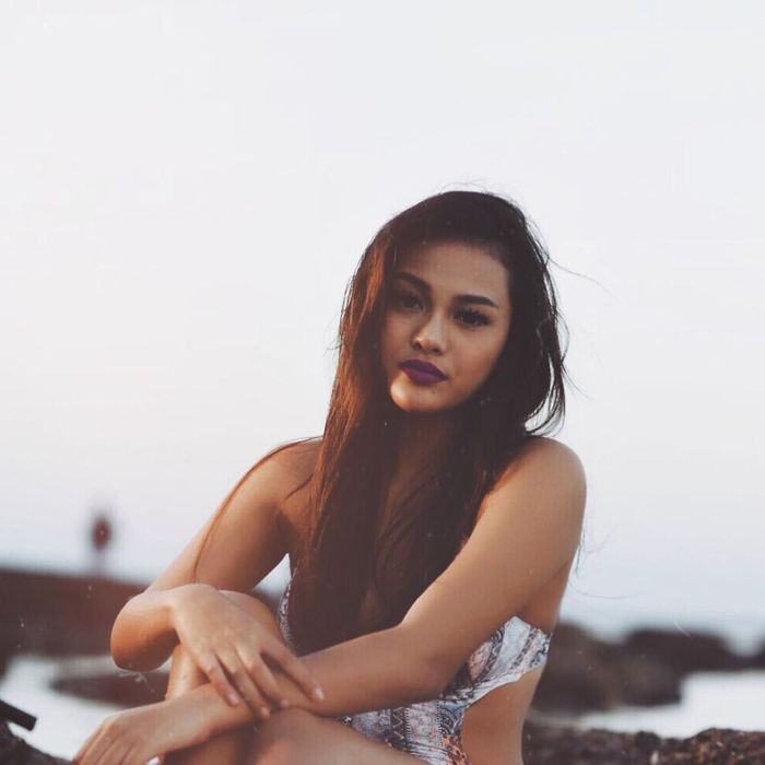 Aurel mengenakan busana monokini.