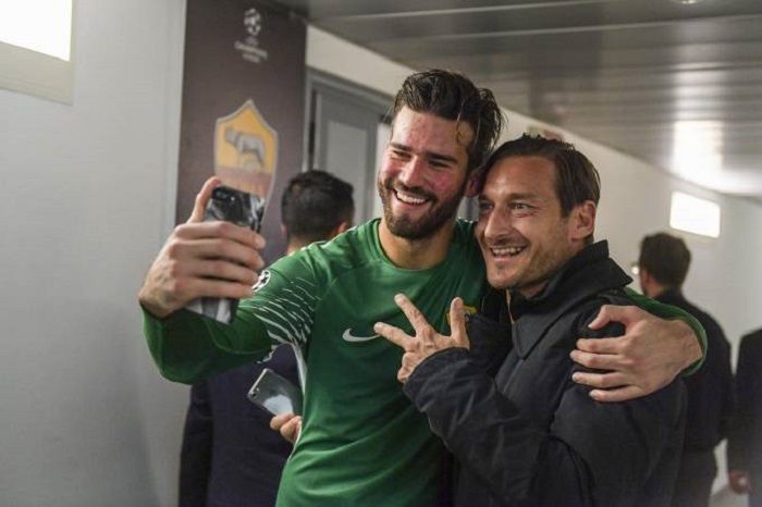 Alisson Becker bersama Francesco Totti