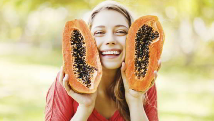 La fruta de la papaya es rica en fibra.