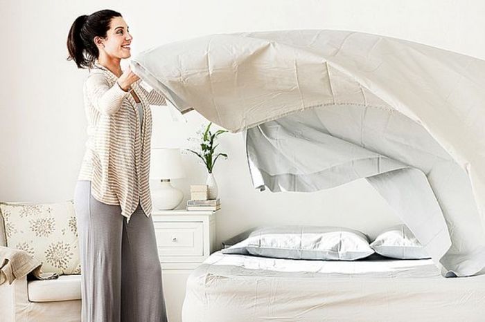Ilustrasi ganti sprei dan bedcover