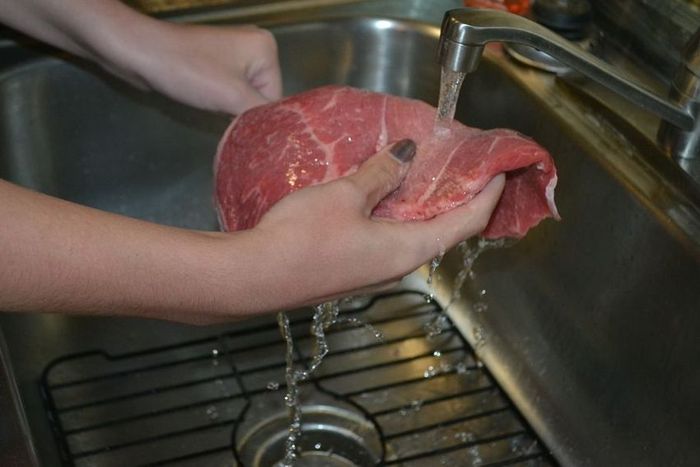 Daging merah dilarang keras dicuci sebelum dimasak atau akan disimpan.