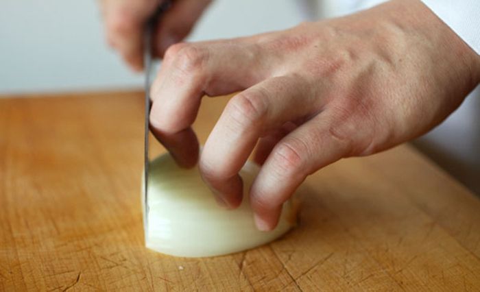 Sering Salah Kaprah, Ini Dia Cara Memegang Pisau yang Benar Agar Tak