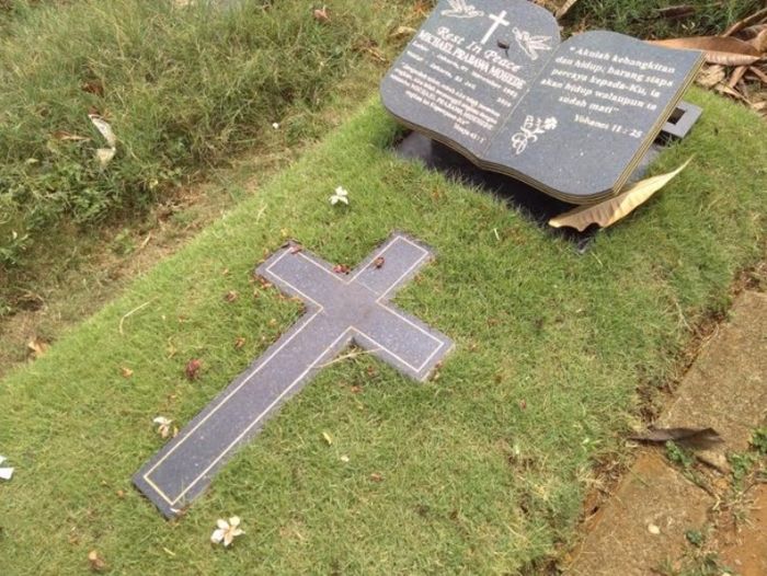 Makam Mike Mohede 