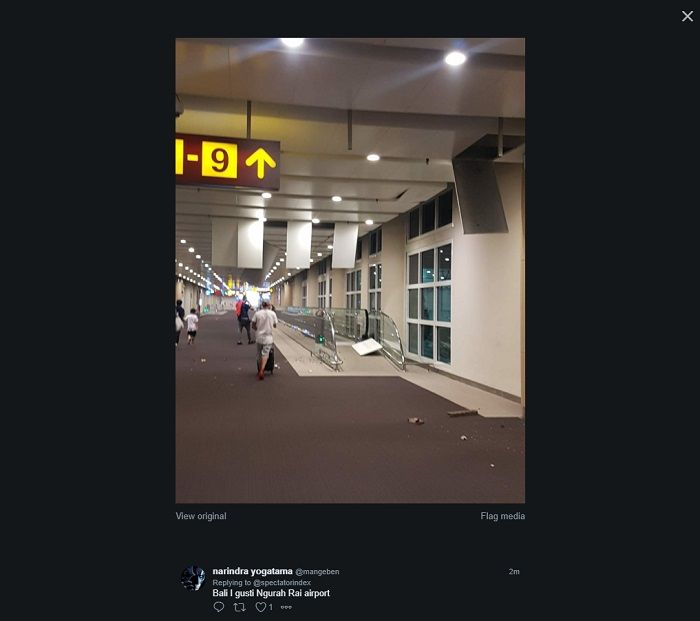Kerusakan di jalur pejalan kaki di dalam Bandara Ngurah Rai