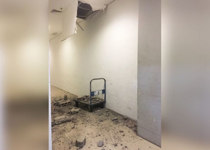 
Kerusakan di bagian dalam bandara Ngurah Rai