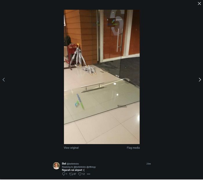 
Pintu kaca di Bandara Ngurah Rai pecah