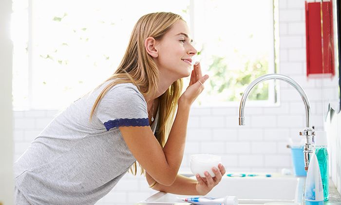 memakai skincare