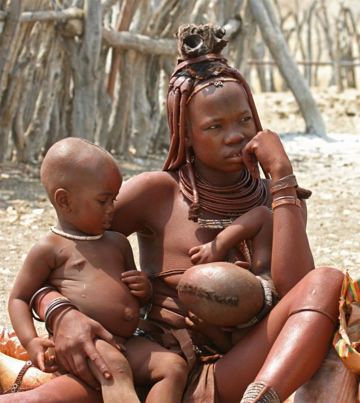Tugas wanita di Suku Himba adalah merawat anak-anak dan memerah ternak. 