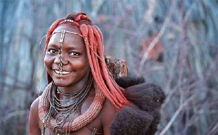 Rambut mereka dilapisi tanah liat.