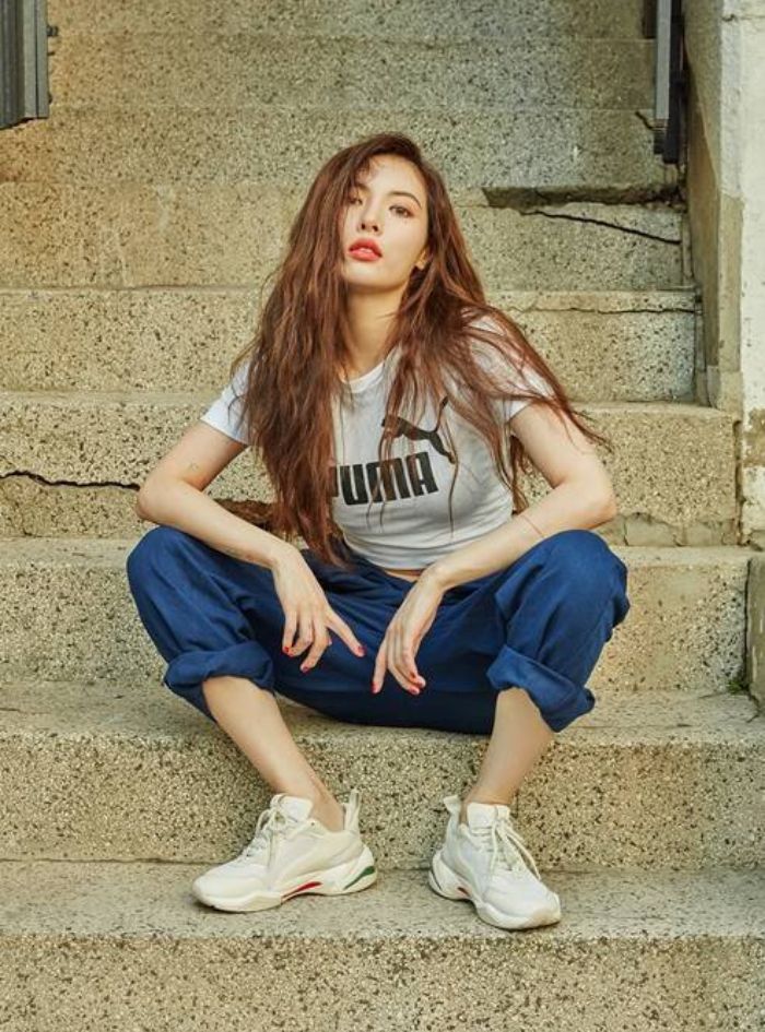 Sporty Look Hyuna dengan Chunky Sneakers
