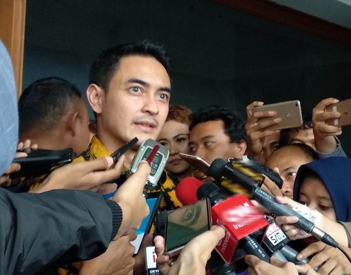  Gubernur Jambi nonaktif Zumi Zola sore tadi, Kamis (23/8/2018), baru saja selesai menjalani sidang 