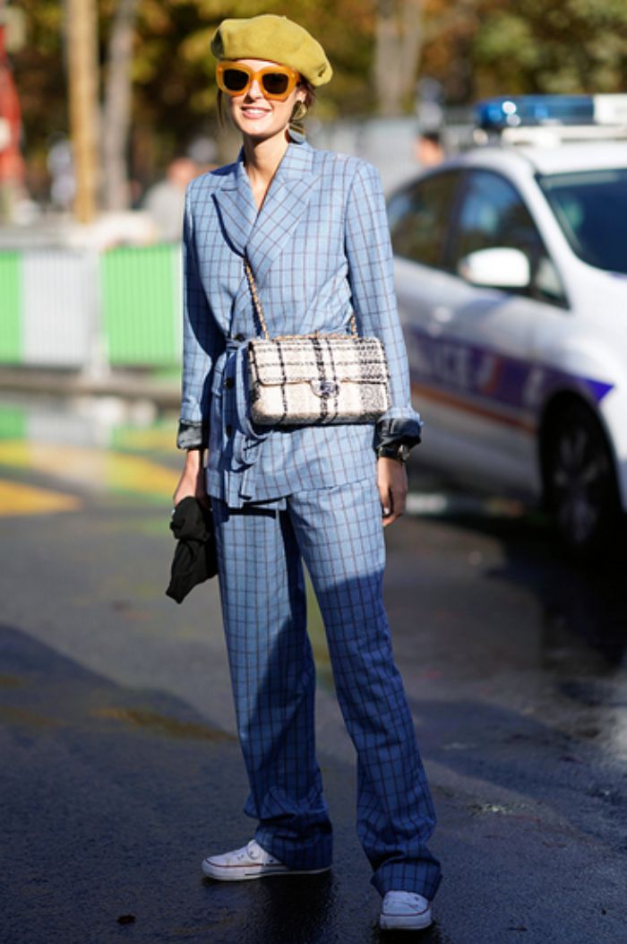 Topi beret warna terang bisa jadi pilihan
