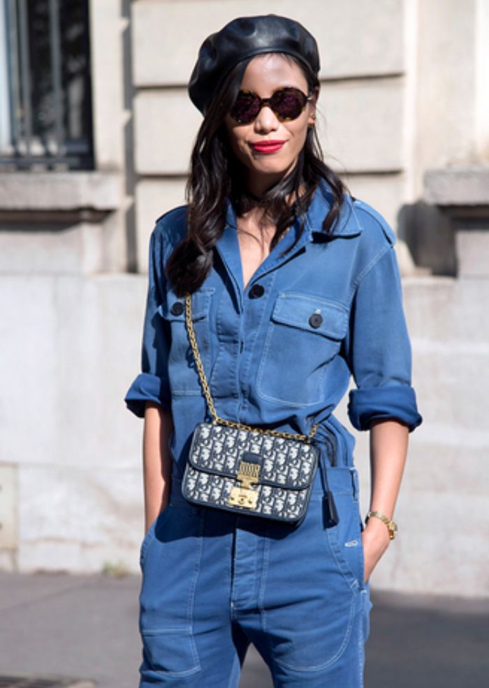  Topi beret dan outfit denim. Kece!