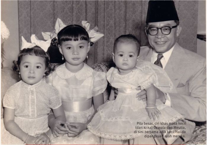 Bung Hatta bersama tiga putrinya.